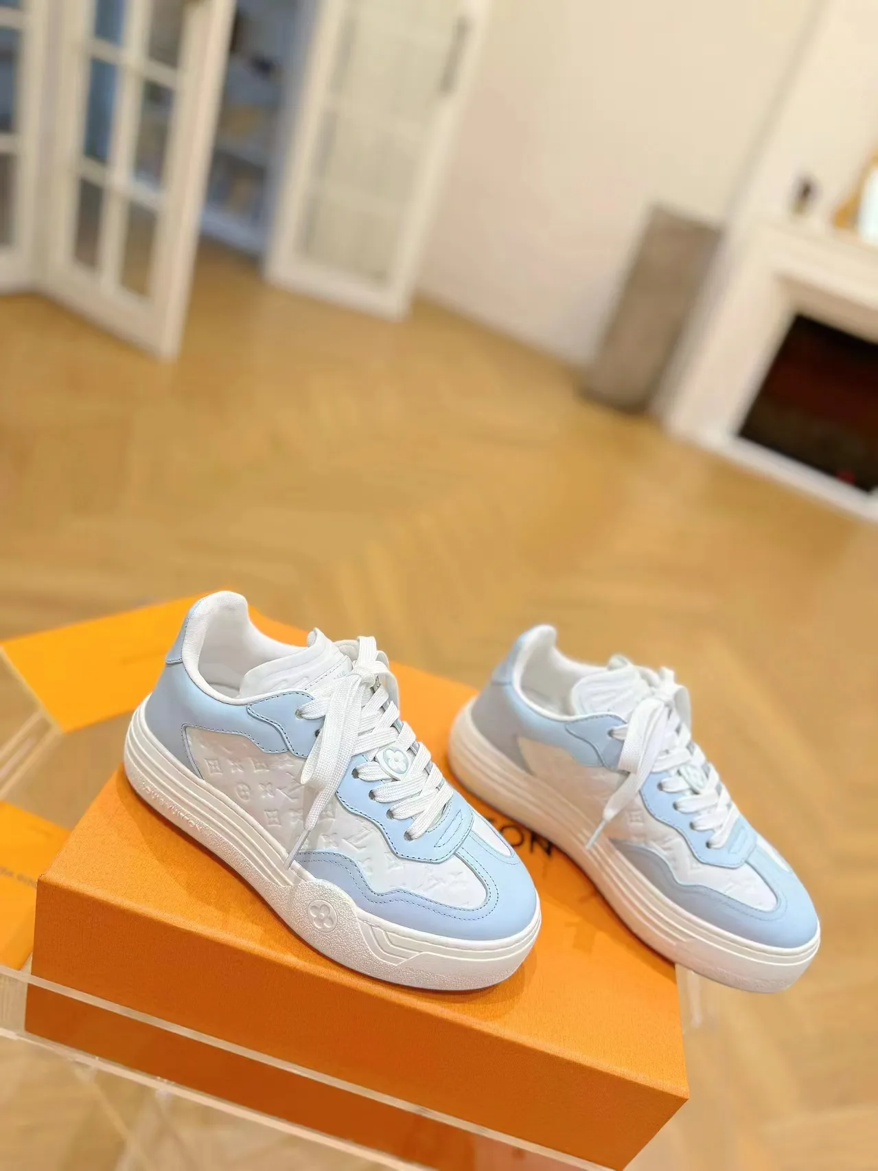 👟👟Ex-factory price 620👟👟Men's size +10 Same style for men and women🔥🔥𝐋𝐕 𝐃𝐢𝐬𝐜𝐨𝐯𝐞𝐫𝐲 2024 new sports shoes thick sole casual ❗️❗️ original purchase development and production LV Discovery lace-up shoes were unveiled at Louis Vuitton's fourth show. They are made of technical mesh fabric and metallic synthetic materials to create a streamlined design. Brand elements embellish the upper and lightweight rubber outsole, with technical shoelaces. Fabric: Original imported cowhide + technology mesh Inner lining: Original customized breathable mesh Sole: Original molded ultra-light rubber foam material Bottom thickness: 5.5CM Size: Women's 35-41 (41 customized), Men's 39-46, (45-46 customized)